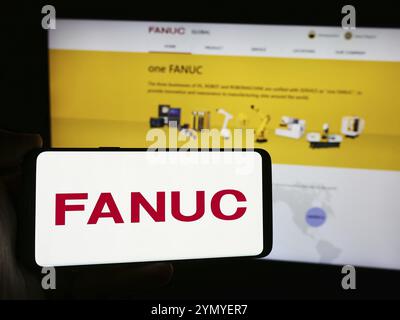 Stuttgart, Allemagne, 07 25 2024 : personne tenant un smartphone avec le logo de la société japonaise de robotique FANUC Corporation devant le site Web. Concentrez-vous sur le téléphone Banque D'Images