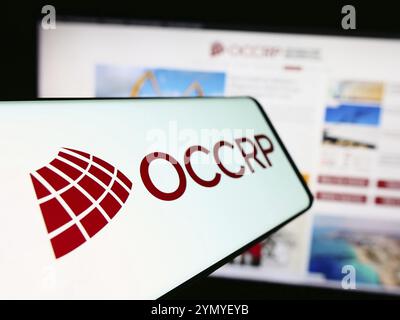 Stuttgart, Allemagne, 05-22-2024 : smartphone avec le logo du projet de signalement du crime organisé et de la corruption (OCCRP) devant le site Web. Focus à gauche de Banque D'Images