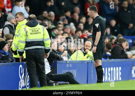 Liverpool, Royaume-Uni. 23 novembre 2024. L'arbitre Chris Kavanagh vérifie l'écran VAR. Premier League match, Everton v Brentford au Goodison Park à Liverpool le samedi 23 novembre 2024. Cette image ne peut être utilisée qu'à des fins éditoriales. Usage éditorial exclusif, photo de Chris Stading/Andrew Orchard photographie sportive/Alamy Live News crédit : Andrew Orchard photographie sportive/Alamy Live News Banque D'Images