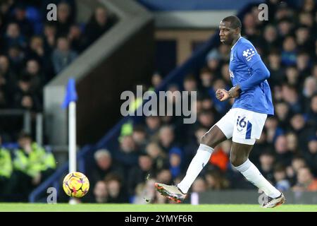 Liverpool, Royaume-Uni. 23 novembre 2024. Abdoulaye Doucoure d'Everton en action. Premier League match, Everton v Brentford au Goodison Park à Liverpool le samedi 23 novembre 2024. Cette image ne peut être utilisée qu'à des fins éditoriales. Usage éditorial exclusif, photo de Chris Stading/Andrew Orchard photographie sportive/Alamy Live News crédit : Andrew Orchard photographie sportive/Alamy Live News Banque D'Images