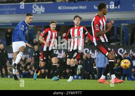 Liverpool, Royaume-Uni. 23 novembre 2024. Dwight McNeil d'Everton tente un tir. Premier League match, Everton v Brentford au Goodison Park à Liverpool le samedi 23 novembre 2024. Cette image ne peut être utilisée qu'à des fins éditoriales. Usage éditorial exclusif, photo de Chris Stading/Andrew Orchard photographie sportive/Alamy Live News crédit : Andrew Orchard photographie sportive/Alamy Live News Banque D'Images