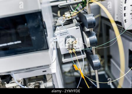 Instrumentation analytique avancée dans un laboratoire équipé de systèmes HPLC et de spectrométrie de masse Banque D'Images