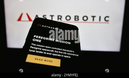 Stuttgart, Allemagne, 03-14-2024 : téléphone portable avec le site Web de la société américaine de robotique spatiale Astrobotic Technology Inc devant le logo de l'entreprise. Concentrez-vous sur Banque D'Images