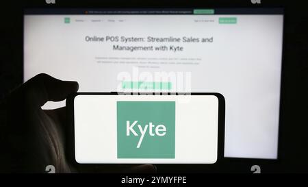 Stuttgart, Allemagne, 07-04-2024 : personne tenant un téléphone portable avec le logo de la société brésilienne de points de vente Kyte Tecnologia de Software Ltda. devant la page web. FOC Banque D'Images