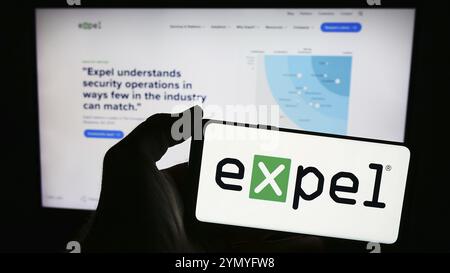 Stuttgart, Allemagne, 05-14-2024 : personne tenant un smartphone avec le logo de la société américaine de cybersécurité EXPEL Inc devant le site web. Concentrez-vous sur l'affichage du téléphone Banque D'Images