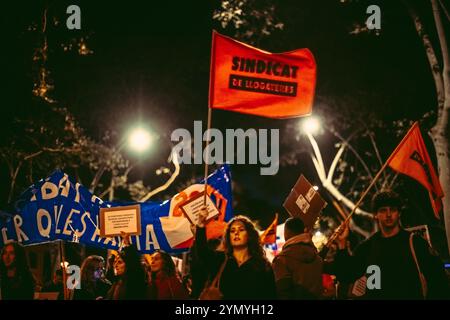 Barcelone, Espagne. 23 novembre 2024. Les activistes protestent contre la hausse des loyers et la pénurie de logements. Crédit : Matthias Oesterle/Alamy Live News Banque D'Images