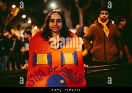 Barcelone, Espagne. 23 novembre 2024. Les activistes protestent contre la hausse des loyers et la pénurie de logements. Crédit : Matthias Oesterle/Alamy Live News Banque D'Images