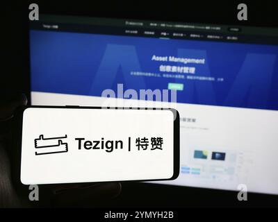 Stuttgart, Allemagne, 05-15-05 2024 : personne tenant un smartphone avec le logo de la société chinoise d'analyse de contenu Tezign devant le site Web. Concentrez-vous sur le téléphone di Banque D'Images