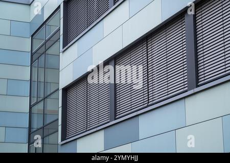 Façade d'immeuble de bureaux avec fenêtres et stores Banque D'Images