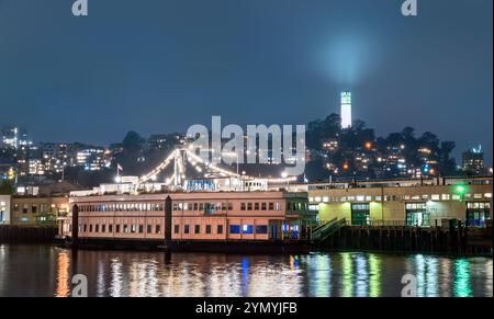 Coit Tower sur Telegraph Hill vue depuis le Pier 7 à San Francisco, Californie, États-Unis la nuit Banque D'Images