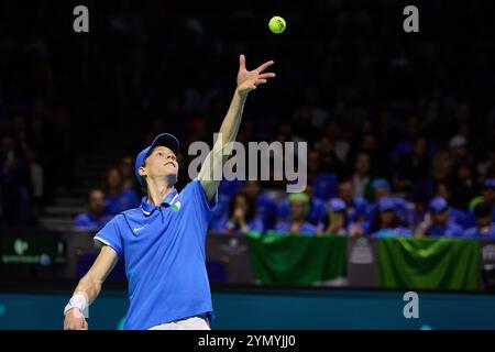 Malaga, Malaga, Espagne. 23 novembre 2024. Jannik Sinner d'Italie, sert dans son match contre Alex de Minaur d'Australie lors de la FINALE DE LA COUPE DAVIS 2024 - finale 8 - Tennis masculin (crédit image : © Mathias Schulz/ZUMA Press Wire) USAGE ÉDITORIAL SEULEMENT! Non destiné à UN USAGE commercial ! Banque D'Images