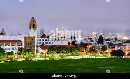 San Francisco Cityscape and Mission High School at Sunset, vue depuis Dolores Park, Californie, États-Unis Banque D'Images