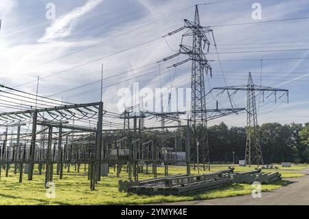 Sous-station avec pylône haute tension Banque D'Images