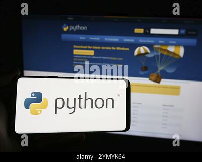 Stuttgart, Allemagne, 07-17-2024 : personne tenant un smartphone avec le logo de l'organisation Python Software Foundation (PSF) devant le site web. Concentrez-vous sur pho Banque D'Images