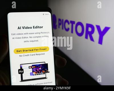 Stuttgart, Allemagne, 03-13-2024 : personne tenant un téléphone portable avec la page web de la société américaine de création vidéo Pictory Corp. devant le logo de l'entreprise. Concentrez-vous sur c Banque D'Images