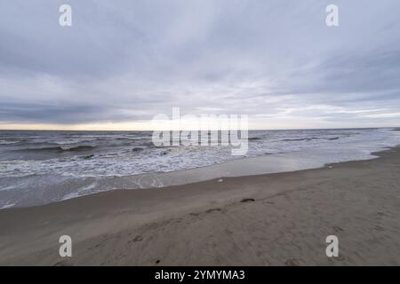 Photo panoramique, plage sans fin à la mer du nord hollandaise Banque D'Images