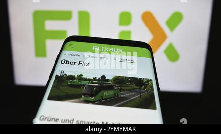 Stuttgart, Allemagne, 03-05-2024 : smartphone avec le site de la société de transport allemande Flix se devant le logo de l'entreprise. Concentrez-vous sur le coin supérieur gauche de l'affichage du téléphone Banque D'Images