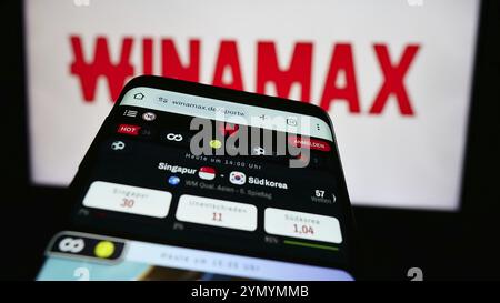 Stuttgart, Allemagne, 06-06-2024 : téléphone portable avec le site de la société française de Paris sportifs Winamax sa devant le logo de l'entreprise. Concentrez-vous sur le coin supérieur gauche de Banque D'Images