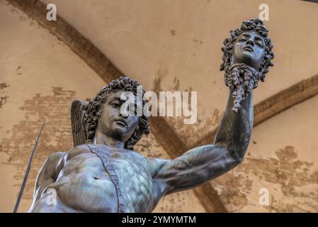 Statue de Persée décapitant la Méduse par Benvenuto Cellini au Loggioa dei Lanzi à Florence, Italie, Europe Banque D'Images