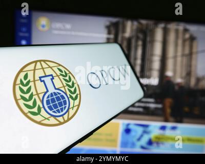 Stuttgart, Allemagne, 05-22-2024 : téléphone portable avec le logo de l'Organisation pour l'interdiction des armes chimiques (OIAC) devant le site web. Focus à gauche Banque D'Images