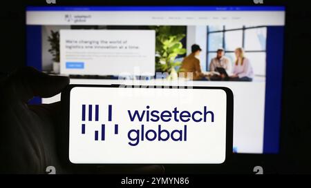 Stuttgart, Allemagne, 04-12-2013 2024 : personne tenant un téléphone portable avec le logo de la société australienne de logiciels WiseTech Global Limited devant la page Web de l'entreprise Banque D'Images
