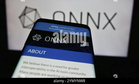 Stuttgart, Allemagne, 03-13-03 2024 : smartphone avec le site Web de l'écosystème ai Open Neural Network Exchange (ONNX) devant le logo. Concentrez-vous sur le coin supérieur gauche de pho Banque D'Images