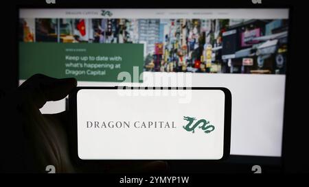 Stuttgart, Allemagne, 05 30 2024 : personne tenant un téléphone portable avec le logo de la société vietnamienne Dragon Capital Group Limited en face de la page Web de l'entreprise. FO Banque D'Images