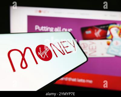 Stuttgart, Allemagne, 03-18-03 2024 : téléphone portable avec le logo de la société britannique de services financiers Virgin Money devant le site Web de l'entreprise. Concentrez-vous sur cente Banque D'Images