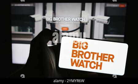 Stuttgart, Allemagne, 04-05-2024 : personne tenant un téléphone portable avec le logo de l'organisation de campagne britannique Big Brother Watch devant la page web. Focu Banque D'Images