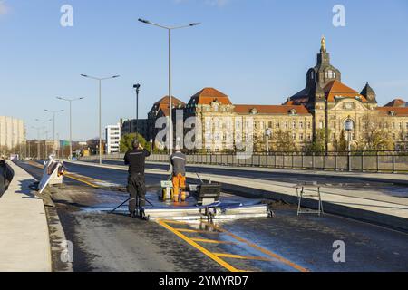 Effondrement partiel du pont Carola. Sur une longueur d'environ 100 mètres, le tronçon sur lequel circulent normalement les tramways s'est effondré dans l'Elbe. Th Banque D'Images