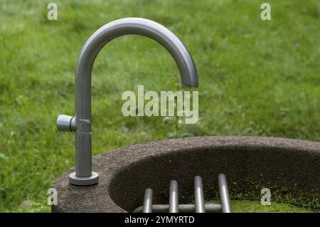 Grue à eau en acier inoxydable dans le parc Banque D'Images