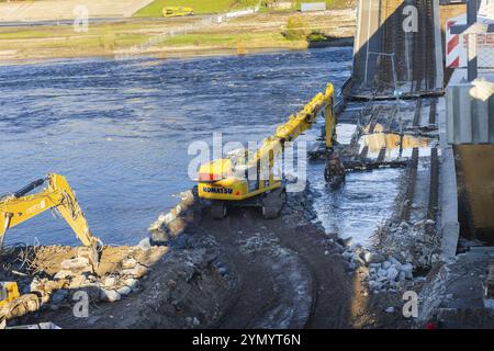 Effondrement partiel du pont Carola. Sur une longueur d'environ 100 mètres, le tronçon sur lequel circulent normalement les tramways s'est effondré dans l'Elbe. Th Banque D'Images