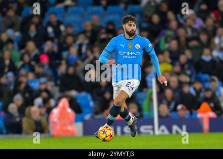 Stade Etihad, Manchester, Royaume-Uni. 23 novembre 2024. Premier League Football, Manchester City contre Tottenham Hotspur ; Josko Gvardiol de Manchester City regarde pour passer le ballon crédit : action plus Sports/Alamy Live News Banque D'Images