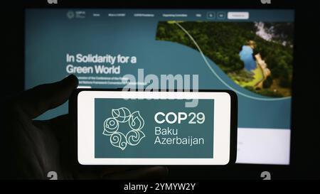 Stuttgart, Allemagne, 06-14-2024 : personne tenant un téléphone portable avec le logo de la Conférence des Nations Unies sur les changements climatiques 2024 COP29 devant la page web. Focus o o Banque D'Images