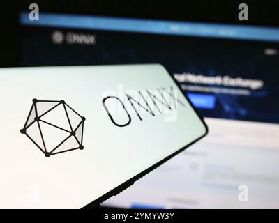 Stuttgart, Allemagne, 03-13-03 2024 : téléphone portable avec le logo de l'écosystème ai Open Neural Network Exchange (ONNX) devant le site Web. Concentrez-vous sur la gauche du téléphone Banque D'Images