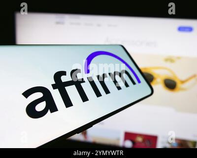 Stuttgart, Allemagne, 03-17-03 2024 : téléphone portable avec le logo de la société américaine fintech affirme Holdings Inc devant le site Web de l'entreprise. Concentrez-vous sur le centre- Banque D'Images