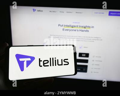 Stuttgart, Allemagne, 03-08-2024 : personne tenant un smartphone avec le logo de la société américaine d'analyse d'intelligence artificielle Tellius Inc en face du site Web. Banque D'Images