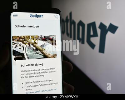 Stuttgart, Allemagne, 05-22-2024 : personne tenant un téléphone portable avec la page web de la compagnie d'assurance allemande Gothaer Versicherungsbank VVaG avec le logo. Concentrez-vous sur Banque D'Images