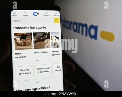 Stuttgart, Allemagne, 04-08-2024 : personne tenant un téléphone portable avec la page Web de la chaîne de magasins d'amélioration de l'habitat Castorama devant le logo. Concentrez-vous sur ce Banque D'Images