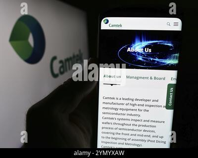 Stuttgart, Allemagne, 07-05-2024 : personne tenant un smartphone avec la page Web de la société israélienne d'équipement de métrologie Camtek Ltd devant le logo. Concentrez-vous sur c Banque D'Images