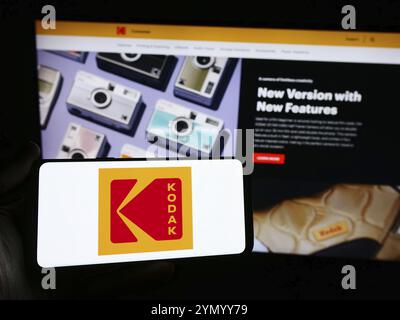 Stuttgart, Allemagne, 04-17-04 2024 : personne tenant un smartphone avec le logo de la société américaine d'électronique Eastman Kodak Company devant le site Web. Concentrez-vous sur pho Banque D'Images