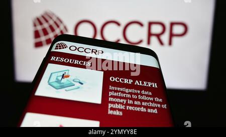 Stuttgart, Allemagne, 05-22-2024 : téléphone portable avec la page Web du projet de signalement du crime organisé et de la corruption (OCCRP) devant le logo. Concentrez-vous sur top-L. Banque D'Images
