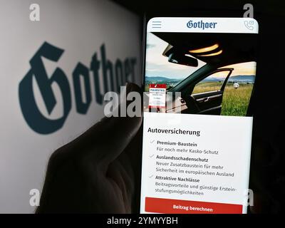 Stuttgart, Allemagne, 05-22-2024 : personne tenant un smartphone avec la page web de la compagnie d'assurance allemande Gothaer Versicherungsbank VVVaG avec le logo. Concentrez-vous sur Banque D'Images