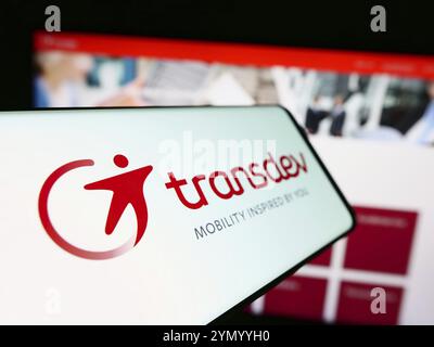 Stuttgart, Allemagne, 03-05-2024 : smartphone avec logo de la société allemande de transport public Transdev GmbH devant le site Web de l'entreprise. Focus à gauche de p. Banque D'Images