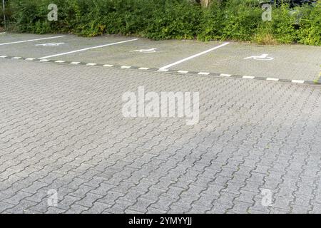 Parking avec places de parking pour handicapés Banque D'Images