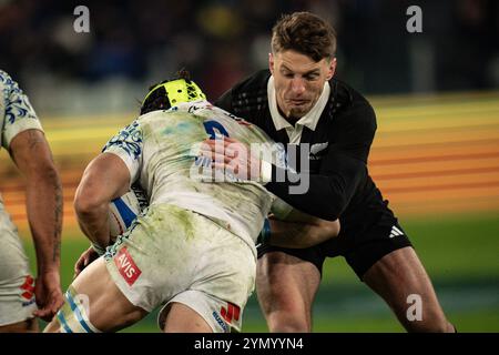 Torino, Italie. 23 novembre 2024. Le flanker italien Ross Vintcent est attaqué par le demi-mouche néo-zélandais Beauden Barrett lors du match test-match international de rugby à xv de l'Autumn Nations Series entre l'Italie et la Nouvelle-Zélande au stade Allianz de Turin, Italie - Actualités - samedi 23 novembre 2024. (Photo de Marco Alpozzi/Lapresse) crédit : LaPresse/Alamy Live News Banque D'Images