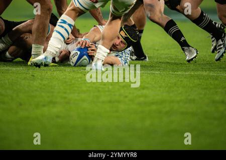 Torino, Italie. 23 novembre 2024. Le flanker italien Ross Vintcent protège le ballon lors du match de test international de rugby à xv de l'Autumn Nations Series entre l'Italie et la Nouvelle-Zélande au stade Allianz de Turin, Italie - Actualités - samedi 23 novembre 2024. (Photo de Marco Alpozzi/Lapresse) crédit : LaPresse/Alamy Live News Banque D'Images