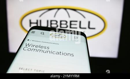 Stuttgart, Allemagne, 07-21-2024 : téléphone portable avec site Web de la société d'électronique américaine Hubbell Incorporated devant le logo de l'entreprise. Concentrez-vous sur le coin supérieur gauche Banque D'Images