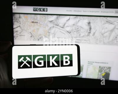 Stuttgart, Allemagne, 04-07-2024 : personne tenant un téléphone portable avec le logo de la société autrichienne GKB Bergbau GmbH devant la page web. Focus sur l'affichage du téléphone, E Banque D'Images