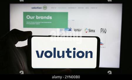 Stuttgart, Allemagne, 05 30 2024 : personne tenant un téléphone portable avec le logo de la société britannique d'équipement de ventilation Volution Group plc devant la page web. FO Banque D'Images